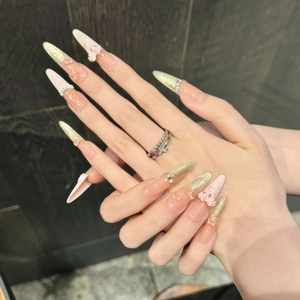 Französische Stiletto-Nägel zum Aufkleben mit rosa Glitzer, 3D-Bögen und Perlen-Details