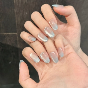 Unghie finte cat eye blu con glitter ed elegante finitura sfumata effetto cristallo