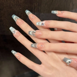 Faux ongles ballerine œil de chat bleu avec French tips, perles et strass chic