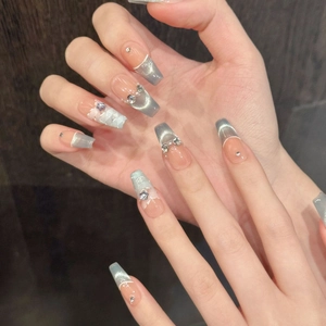 Faux ongles œil de chat bleus avec nœuds argentés, perles et cristaux, forme ballerine longue