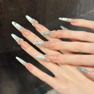 Unghie finte blu cat-eye con fiocchi 3D, stampa leopardata e perle in forma stiletto