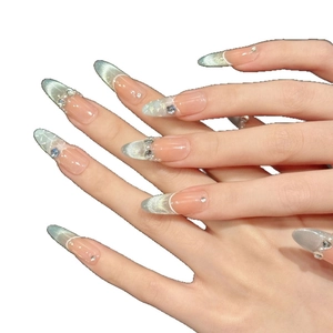 Faux ongles amande français avec effet œil de chat bleu sel de mer et perles