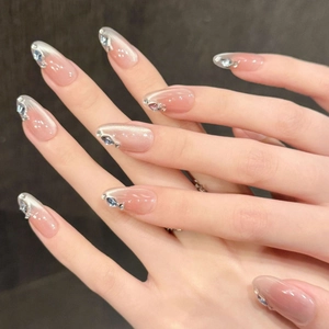 Faux ongles œil de chat effet soie avec paillettes argentées et strass forme amande