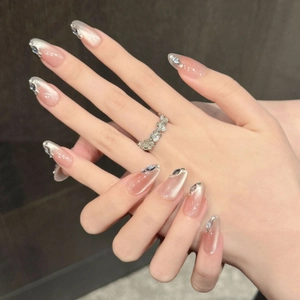 Faux ongles amande œil de chat élégants avec pointes françaises blanches et strass brillants