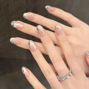 Faux ongles amande œil de chat avec strass bleus et paillettes argentées fines