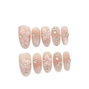 Unghie finte nude sfumate con fiori 3D e brillanti strass in zircone decorativi