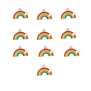 Dettaglio di dieci ciondoli arcobaleno in smalto con testo Love Wins e cuoricino