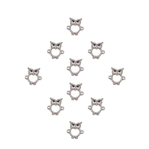 Nahaufnahme der versilberten Eulen-Verbindungselemente mit Pavé-Kristallen für DIY-Schmuck
