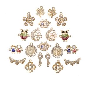Detaillierte Sammlung goldener Legierungsanhänger mit Strass- und Emaille-Motiven