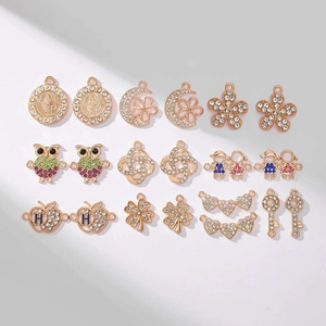 Goldenes DIY-Charm-Set aus Legierung mit Jungfrau Maria, Blumen- und Schlüsselmotiven