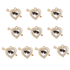Vue macro de 10 breloques cœur flèche de Cupidon dorées avec strass pour bijoux
