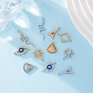 Assortimento di ciondoli in lega oro e argento con strass incluse forme a torre e serpente