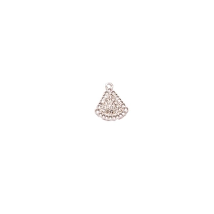 Vista dettagliata di un ciondolo a ventaglio in lega d'argento con strass lucenti