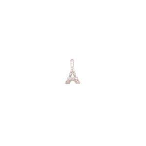 Dettaglio ravvicinato di un ciondolo a forma di Torre Eiffel in argento con cristalli