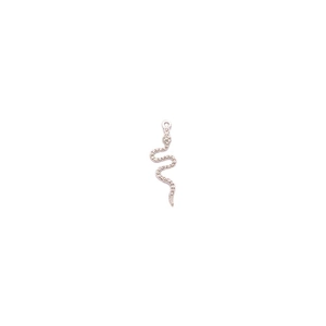 Dettaglio macro di un ciondolo a serpente in argento con zirconi bianchi brillanti