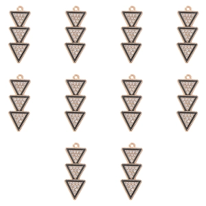 Dettaglio di dieci ciondoli a triangolo in oro rosa con smalto nero e zirconi per DIY