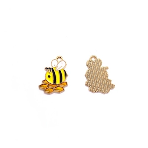 Detalle frontal y posterior de dijes de esmalte de abeja y panal para joyería DIY