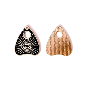Details von Tarot-Planchette-Anhängern mit Allsehendem Auge und goldener Rückseite