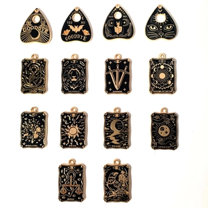 Set aus 14 schwarz-goldenen Emaille-Tarot-Anhängern mit mystischen gotischen Okkult-Symbolen