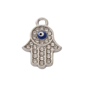 Ciondolo Mano di Fatima in argento con strass bianchi e occhio blu su sfondo bianco