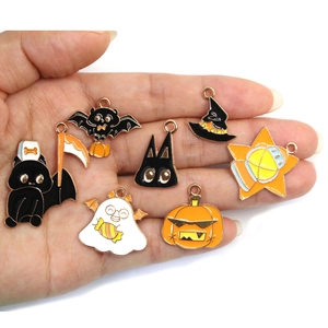 Gedetailleerde weergave van Halloween-emaille hangers voor de grootte-indicatie