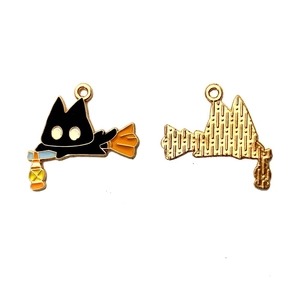 Detail van Halloween zwarte kat met bezem emaille hanger met voor- en gouden achterzijde textuur