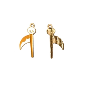 Detail van Halloween zeis hanger met oranje emaille en schedel voor DIY-sieraden maken