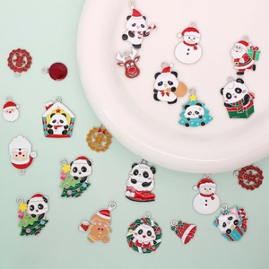 Set de breloques de Noël en émail avec bonhomme de neige cerf et panda sur fond menthe