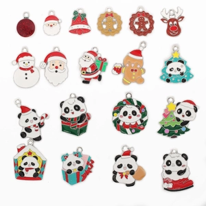 Détails de breloques de Noël en émail avec pandas mignons, rennes et bonhommes de neige