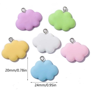 Ensemble de six breloques nuages en résine macaron avec anneaux argentés pour bijoux DIY