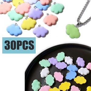 Vue macro de 30 breloques nuages en résine macaron avec anneaux pour bijoux DIY