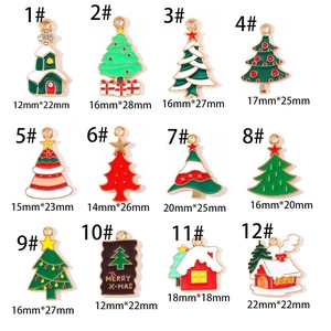 Vue macro de pendentifs de Noël en émail avec dimensions et boucles de suspension