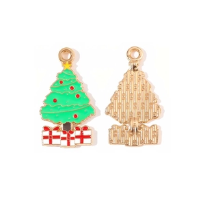 Vue détaillée des pendentifs sapin de Noël avec cadeaux rouges et texture dorée