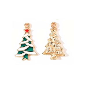 Vue détaillée avant et arrière d'une breloque sapin de Noël en émail pour bijoux DIY