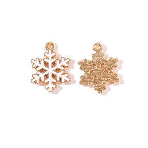 Colgantes de copo de nieve navideños en aleación con esmalte blanco y textura geométrica dorada