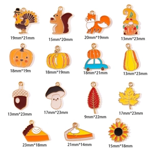 Assortiment de breloques d'automne en émail avec motifs de dinde citrouille et feuilles