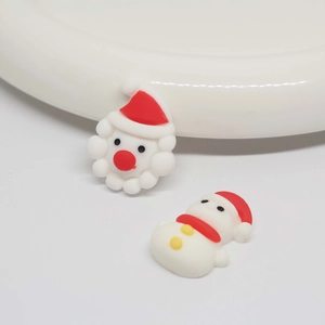 Detalle de figuras de resina de Papá Noel y muñeco de nieve para manualidades DIY