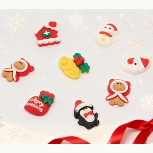 Vista detallada de varios dijes navideños de resina para manualidades DIY y accesorios