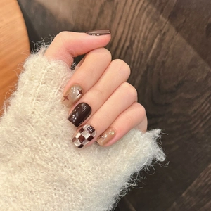 Faux ongles marron à damier œil de chat et étoiles aux tons automnaux terreux