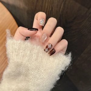 Unghie finte cat eye con motivo a rombi marroni e strass argentati su forma squadrata
