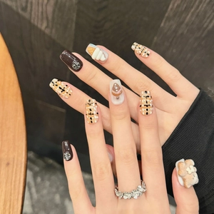 Faux ongles ours de glace mignons avec motifs à carreaux et breloques 3D sur la main
