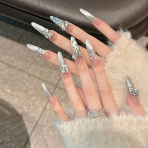 Unghie Finte a Pressione Occhio di Gatto Argento Fatte a Mano Con Decorazione a Farfalla e Strass a Cuore Stiletto Lungo Lusso