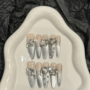 Unghie finte cat eye grigio argento con strass a cuore e ciondoli a farfalla 3D