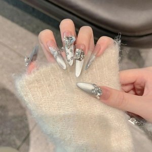 Unghie finte cat eye con strass a cuore e decorazioni a farfalla a forma di stiletto