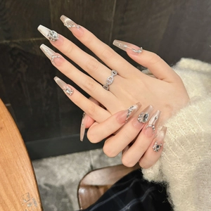 Unghie finte fatte a mano sfumate con strass scintillanti in forma lunga ballerina