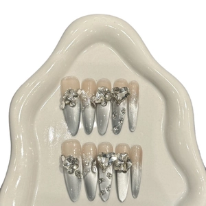 Unghie finte cat-eye fatte a mano con cuori di cristallo 3D e farfalle in metallo