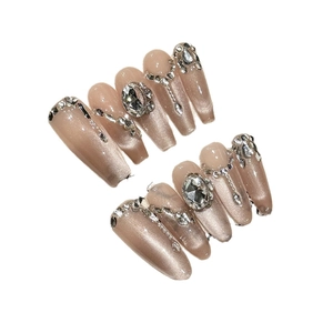 Unghie press-on cat eye rosa con strass di lusso e catene d'argento su sfondo bianco