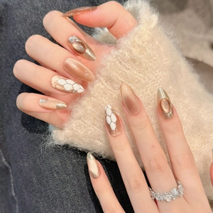 Faux ongles œil de chat dorés et marrons avec motif serpent et décors en strass
