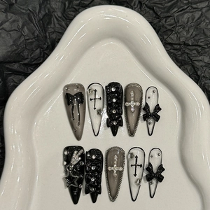 Faux Ongles Fait Main Gothique Sombre Papillon Stiletto Long Avec Croix en Strass et Nœud 3D pour Femme
