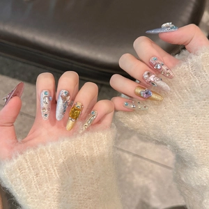 Faux ongles stiletto faits main avec papillon 3D, paillettes et pierres multicolores